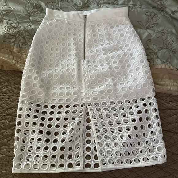 Banana Republic | Dot Lace Pencil Skirt Size 4P - Picture 3 of 10